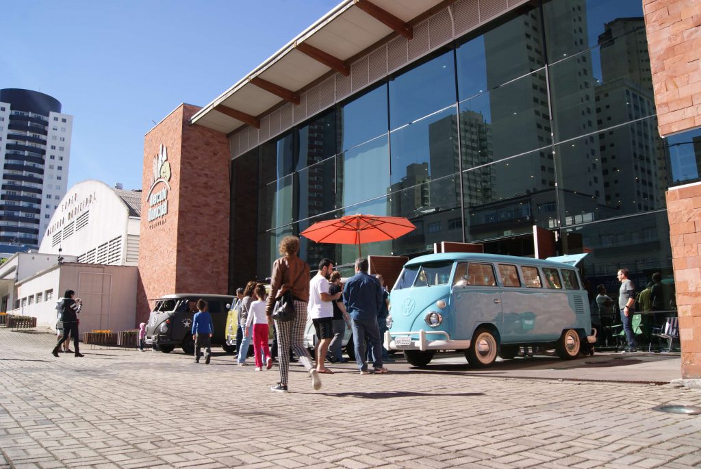 1ª Exposição de Kombis no Mercado Municipal de Curitiba 1ª Exposição de Kombis no Mercado Municipal de Curitiba | Dia das Mães foi marcado por exposição especial e entrega de rosas para todas as mães